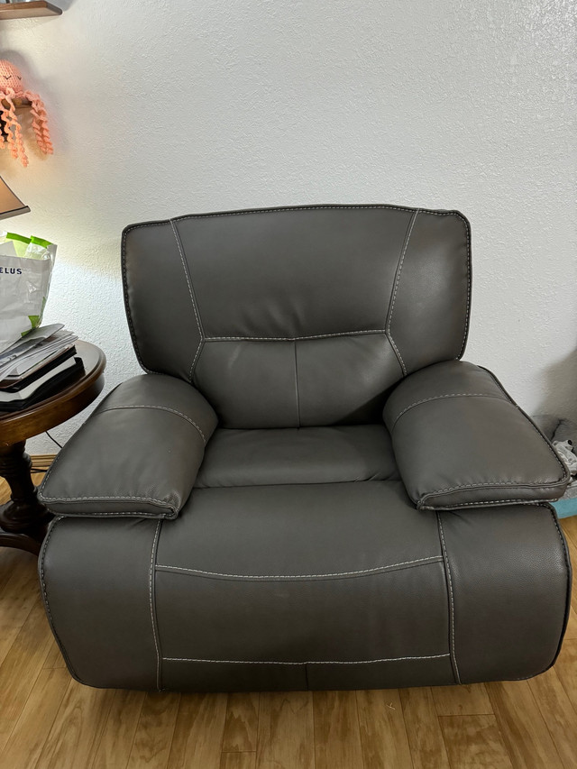 Reclining electric chairs  in Chairs & Recliners in Medicine Hat - Image 4