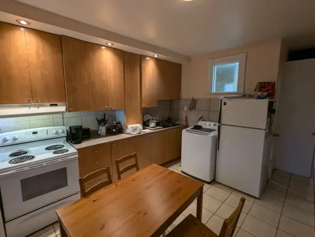 Grand 5 ½ à louer. Métro Jolicoeur. 1 avril