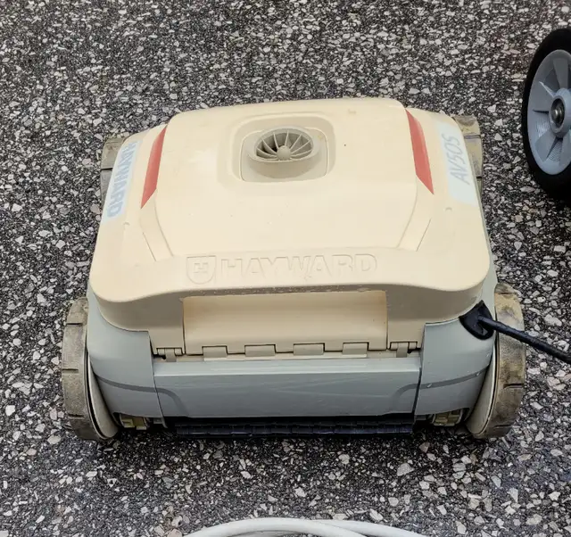 Hayward Pool Robot AV50S for parts. in Hot Tubs & Pools in City of Toronto - Image 4