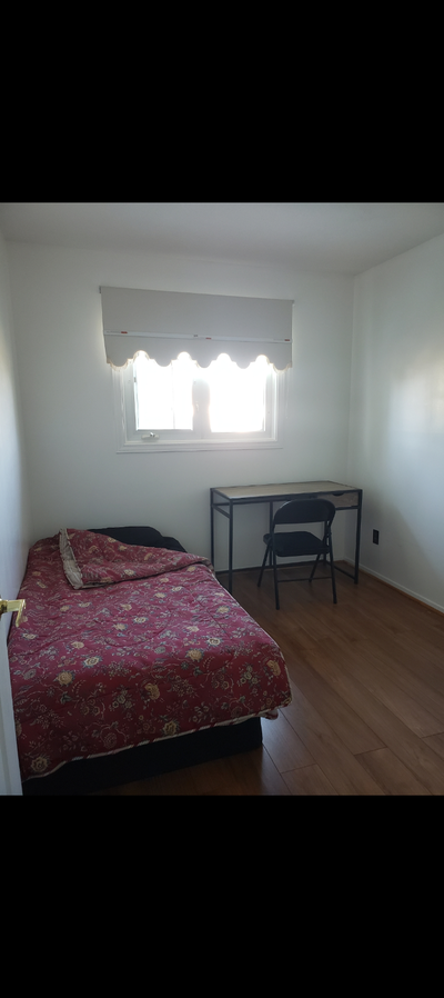 Room for rent on a weekly basis 170/week all inclusive free wi-fi.. The place is furnished, clean an...