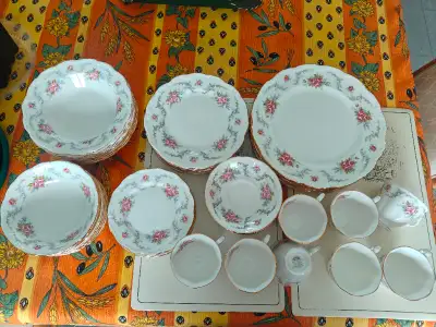 Service de vaisselle 8 couverts de Royal Albert, motif Tranquility. Total de 60 morceaux. Comprend l...
