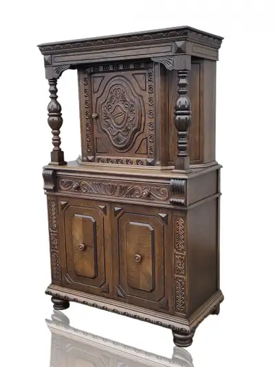 Meuble buffet de styleTudor en chêne, vaisselier, View more