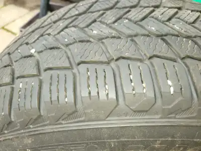 Je vends un ensemble de pneus Michelin 235/65 R17 montés sur jantes, qui étaient précédemment instal...