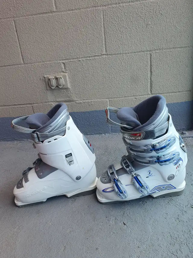 Nordica ski Boots black(27~27.5cm) white(24~24.5)Tecnica(21~21.5 in Ski in City of Montréal - Image 8
