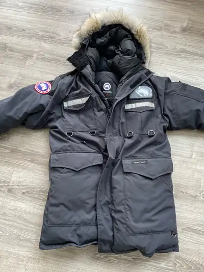Men’s size medium Canada Goose Resolute parks. It’s the real 8501M model, made in canada. Warmest ja...