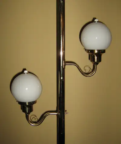 Retro 1960s Tension Pole Lamp with all the Mid Century Modern appeal. The mid section of the pole ha...