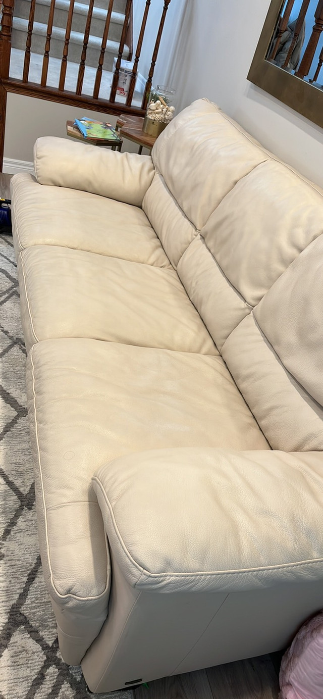NATUZZI ALL Leather Sofa (like New Condition) dans Sofas et futons  à Hamilton - Image 3