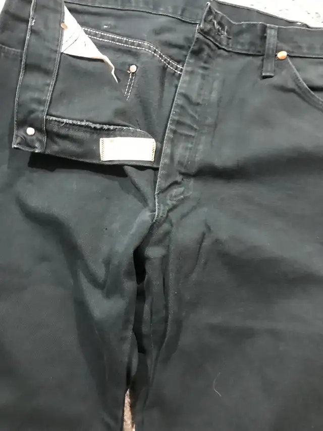Cowboys Wrangler jeans in Men's in Winnipeg - Image 2