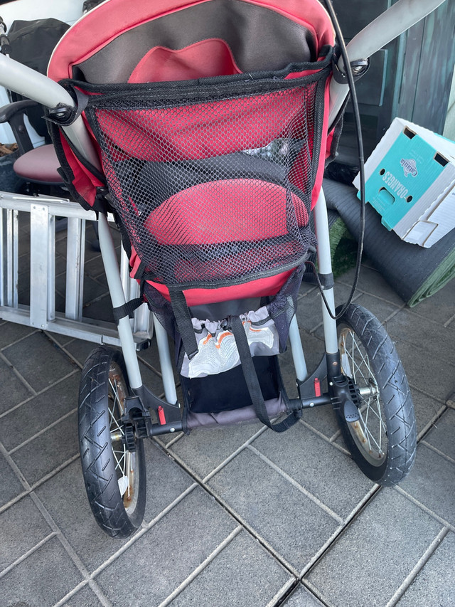 Poussette à trois roues dans Poussettes, porte-bébés et sièges d'auto  à Laval/Rive Nord - Image 3