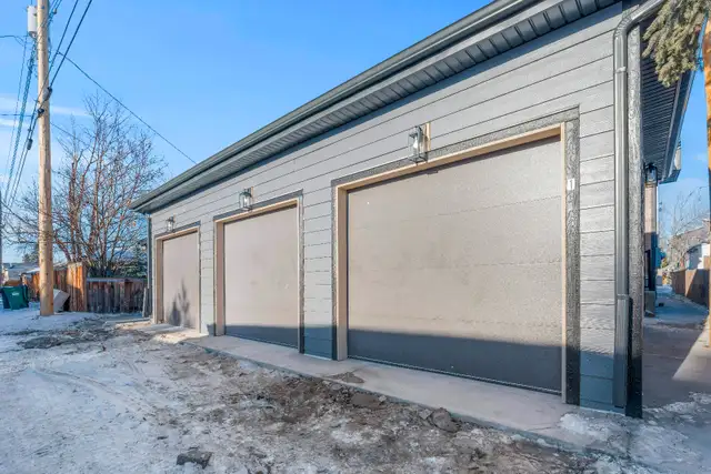  Your New Home Awaits in Bowness, Calgary!