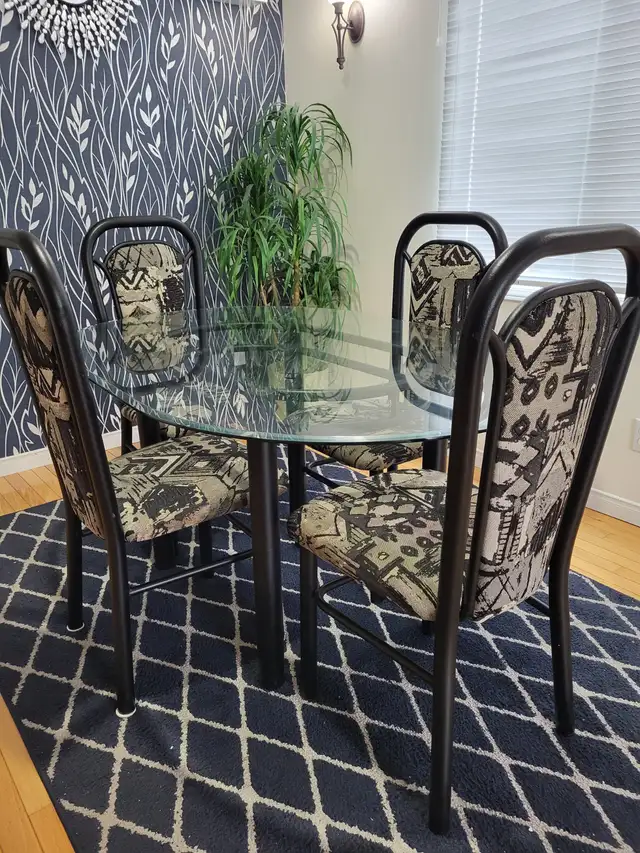 Glass Dining table & 4 chairs in Dining Tables & Sets in Kingston - Image 2