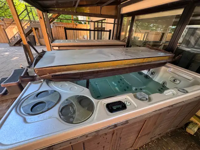 Hydropool Self-Cleaning 1038 Spa — Clean Interior, Holds Water, in Hot Tubs & Pools in City of Toronto - Image 3