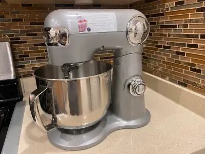 Cuisinart Stand Mixer. Two years old. Moving out SALE!!!