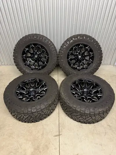 18x9” (+1 offset) Fuel “Battle Axe” 5x127 + 5x114.3 bolt pattern rims with Jeep TPMS + 33x12.5R18LT...