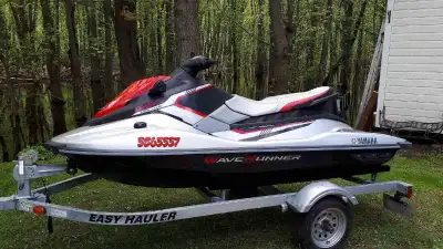 Motomarine Yamaha ex Deluxe wave runner 3 places impeccable propriétaire femme. Nombre total d'heure...