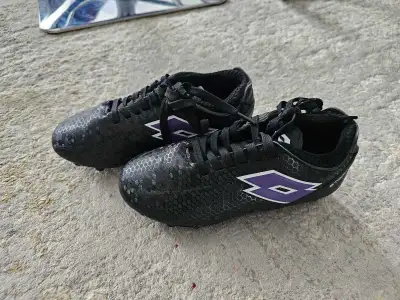 Step up your game with these Lotto Storm cleats, perfect for young athletes! These size 2 cleats are...