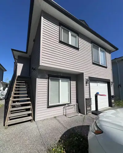 Top-Floor 2-Bedroom, 1-Bathroom Legal Suite near VIU