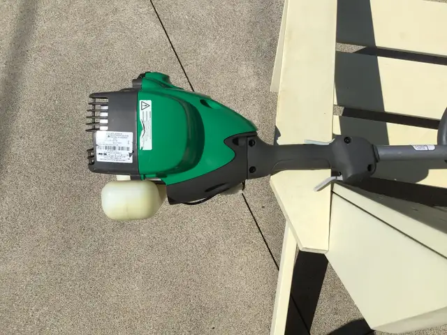 Used Weedeater Gas Powered Lawn Trimmer/Edger in Outdoor Tools & Storage in Windsor Region - Image 5