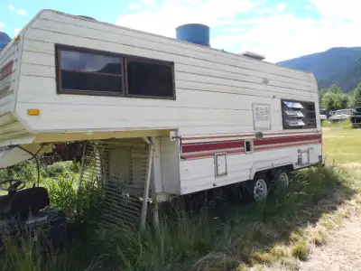 Free Prowler 5th wheel 21' , no paperwork, complete with all appliances !