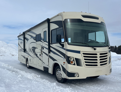 Forest River FR3 2019 30DS avec seulement 17652km. Classe A munit de 2 extensions, moteur ford V10,...