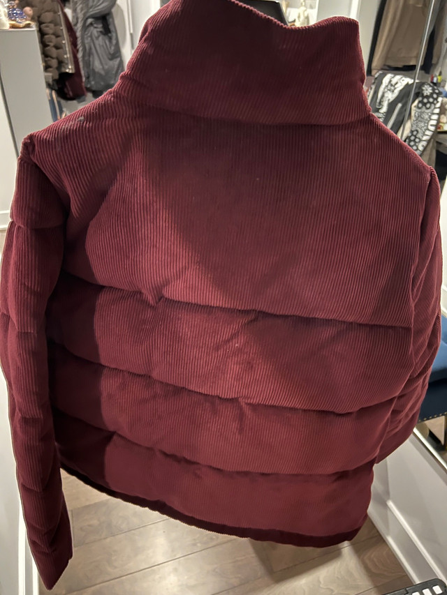 Manteau Hollister neuf en velours rouge foncé taille M  dans Femmes - Hauts et vêtements d'extérieur  à Ville de Montréal - Image 3