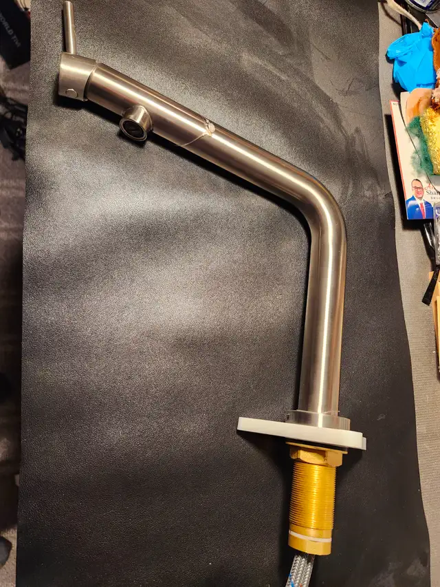 Faucet for the kitchen or vanity