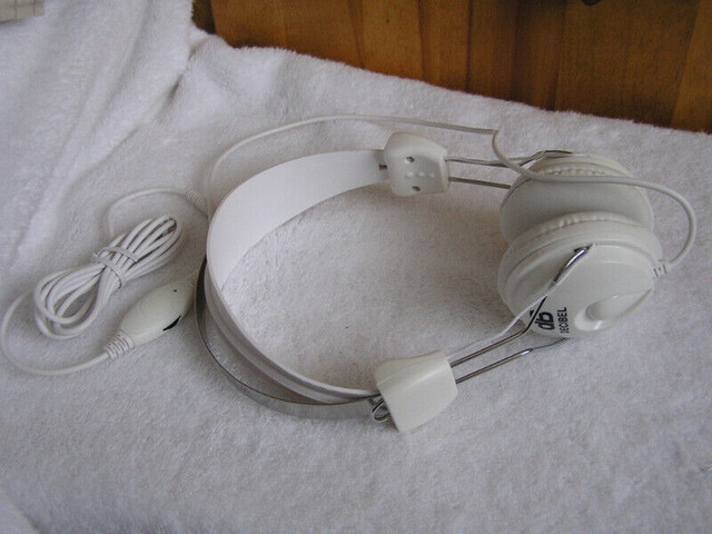 DB Decibel Headset in Headphones in London