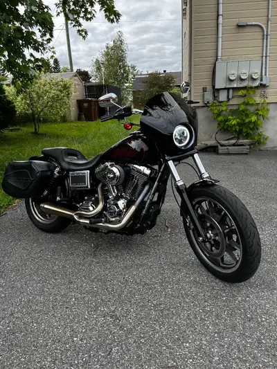 Harley Davidson dyna low rider 2015. 44,000km Très très propre, plusieurs modifications esthétiques...