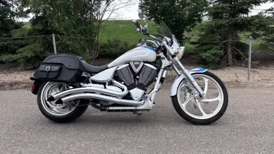 41133 km - $9975.00 - Turn heads and ride in comfort with this eye-catching 2007 Victory Vegas Jackp...