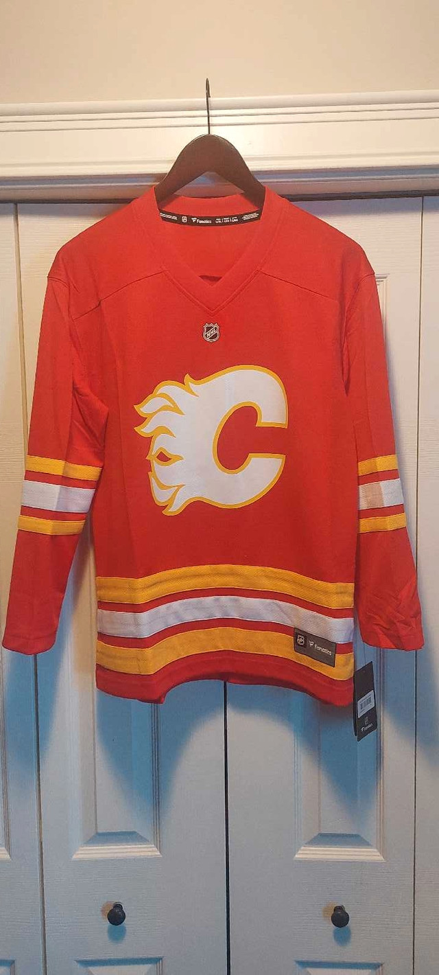 New w/tags Licensed Calgary Flames Throwback Fanatics jersey in Kids & Youth in Calgary