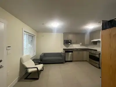 Elegant neighborhood • 2 min walk to oakridge sky train station & mall • 5 min walk to Langara Colle...