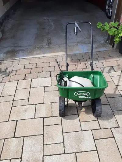The Scotts Speedy Green 1000, a classic push-behind rotary (broadcast) spreader. Could be used for e...