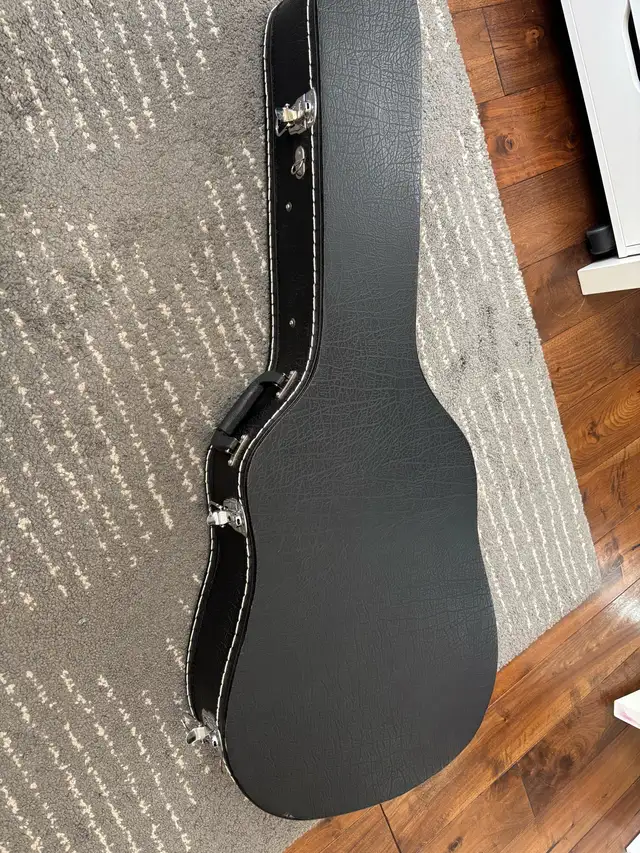 Acoustic hard shell guitar case  in Guitars in St. Albert - Image 2