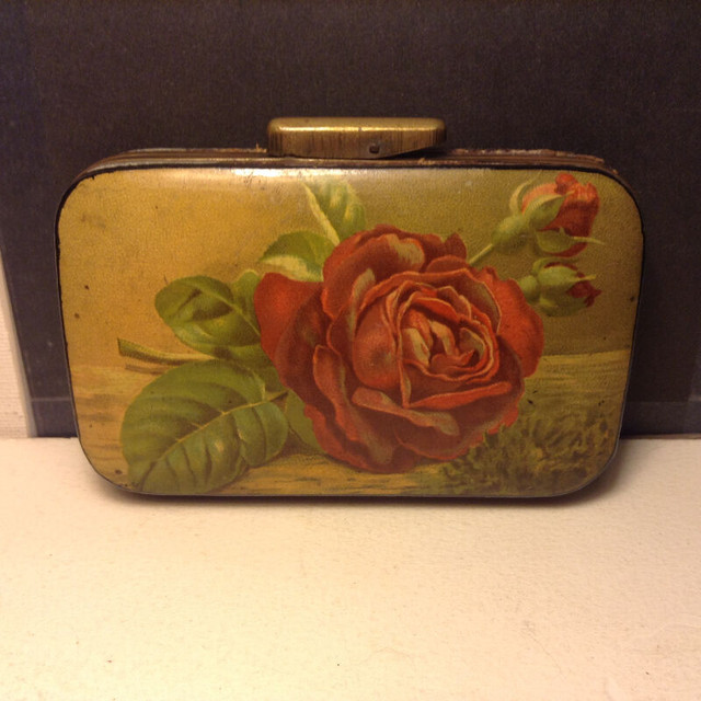 ANTIQUE COIN PURSE / WALLET in Arts & Collectibles in Vancouver - Image 2