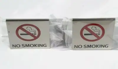 Countertop Stainless Steel "No Smoking" Tent Signs 2 1/2"x2 1/2" Neuf. 5$ Chacune. Livraison non-dis...