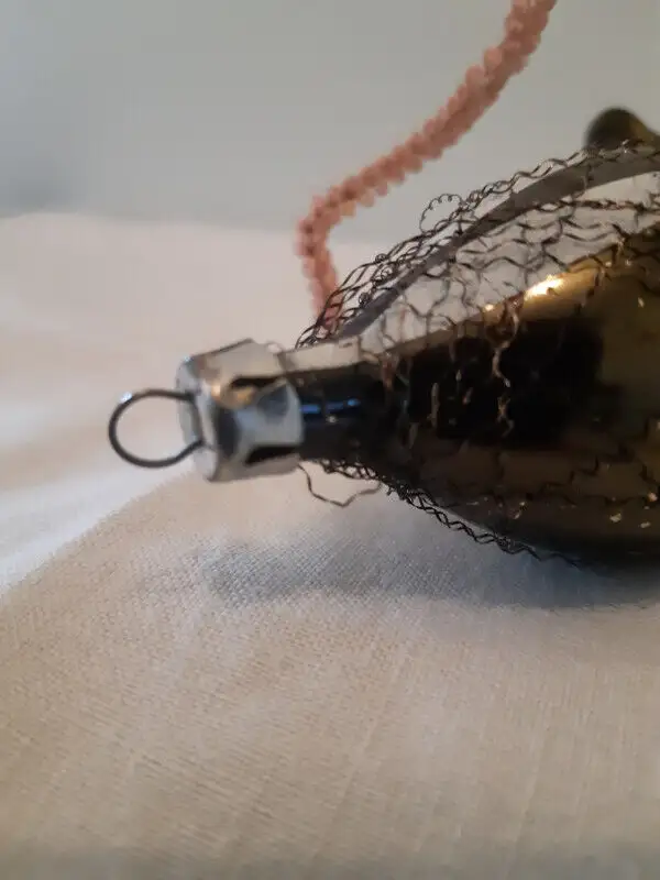 VINTAGE BLOWN MERCURY GLASS WIRE WRAPPED SWAN XMAS TREE ORNAMENT in Arts & Collectibles in Ottawa - Image 9