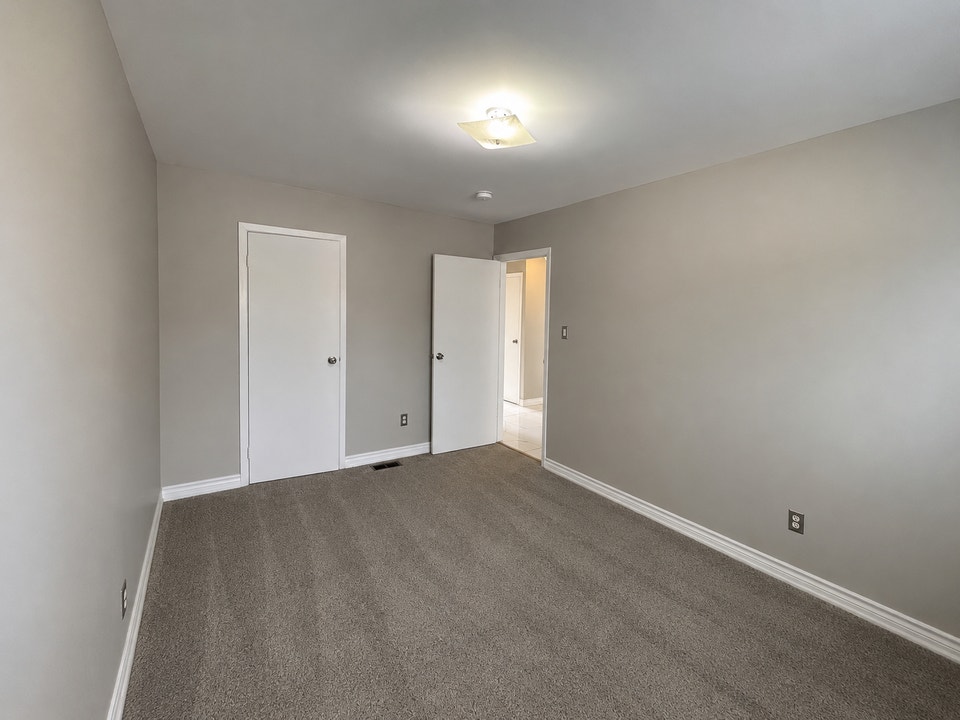 Detached House for Rent 3 bedroom, 1.5 washroom, 2 parking 5