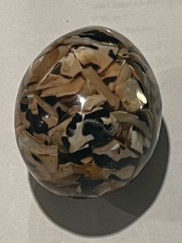 Vintage Art Glass Speckled Egg Paperweight Dark and Light Brown dans Art et objets de collection  à Longueuil/Rive Sud - Image 2