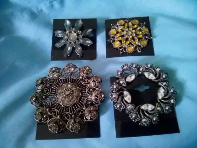 Vintage jewellery Brooches, rhinestones, necklace, View more