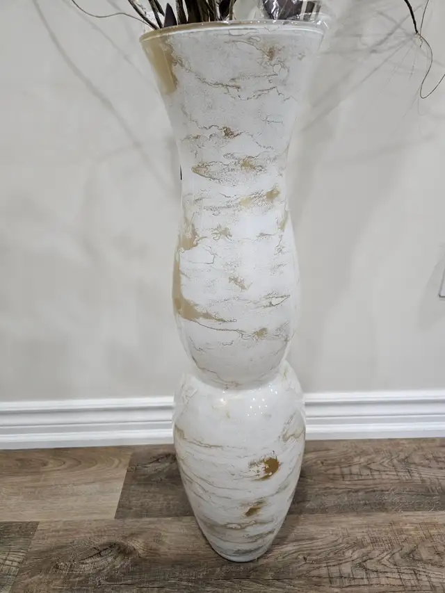 Pair of Franco Design Glass Vase, White and Gold, Italian Made in Home Décor & Accents in Mississauga / Peel Region - Image 2