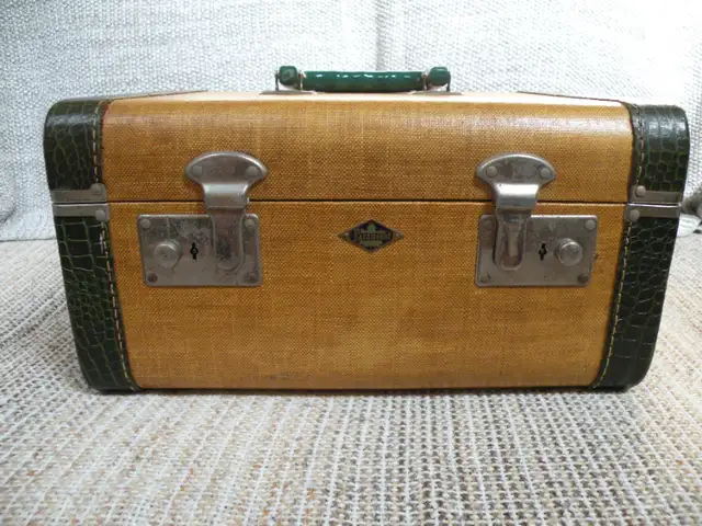 Vintage Tweed Travel Case Excellent Condition in Other in Woodstock - Image 2