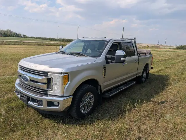 2017 Ford F350 XLT Crew Cab Long Box w/ Power Tailgate