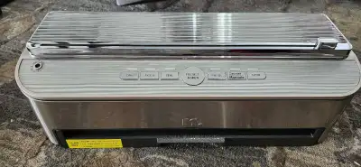 Selling this vacuum sealer brand new, in amazing condition Everything works perfectly. It has option...