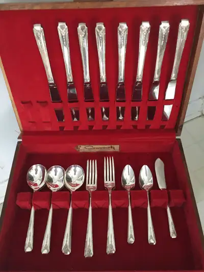 Vintage "Distinctive Community" Silverplate Flatware Cutlery Set, 33 pieces Pattern "Milady", in red...