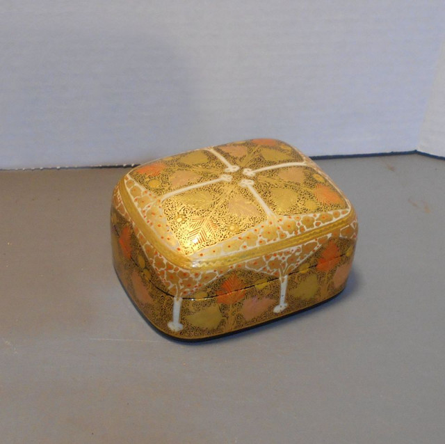 Kashmir Kimcal India Paper Mache Lacquer Box with Lid Gold Tone in Arts & Collectibles in St. Catharines - Image 2