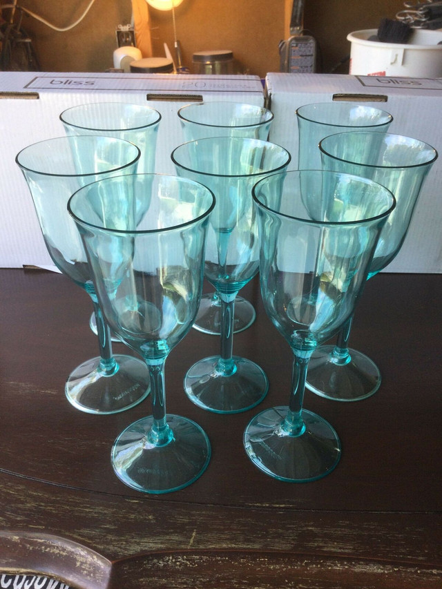 Tupperware wine glasses in Kitchen & Dining Wares in Winnipeg