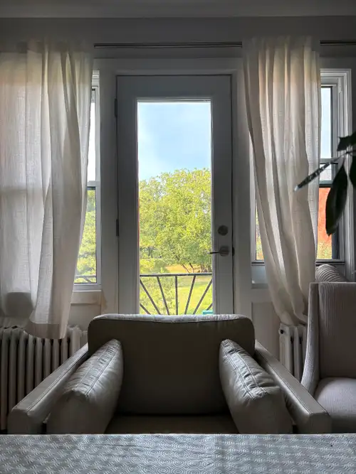 LARGE 3 1/2 RENOVATED, HEATED 820 SQUARE FEET COTE DES NEIGES JE PARLE FRANÇAIS AUSSI JARDINS DES SA...