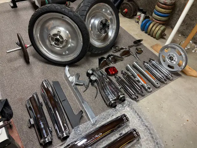 2006 Harley Davidson Vrod tins and other parts in Motorcycle Parts & Accessories in Sudbury - Image 8