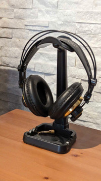 AKG K240 headphone with stand