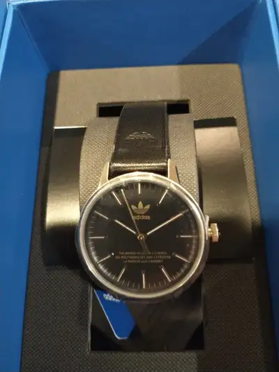 Brand new Adidas watch 35 mm, made by Timex. 35mm Regular fit Stainless steel case and leather strap...
